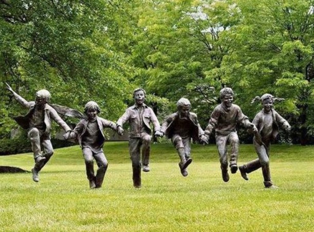 happy children statues